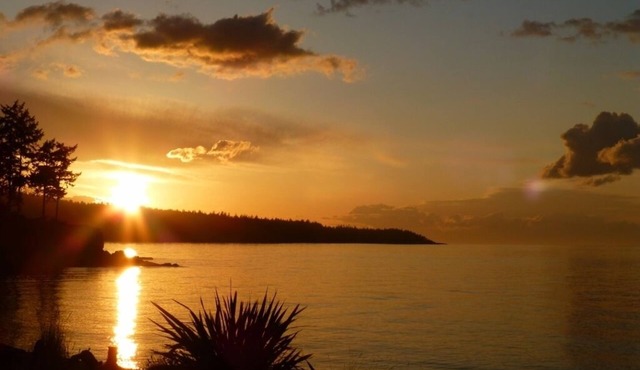 Nanoose Bay Oceanfront Home With Stunning Views And Walk-On Beach