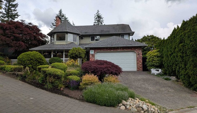 Nature Haven Retreat: Peaceful North Vancouver stay near trails & nature