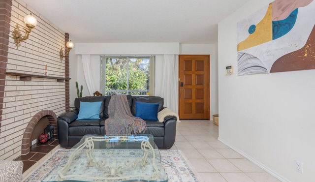 Near Skytrain/10 mins drive only 2 stops to nearby stadium &Downtown/Free Parking