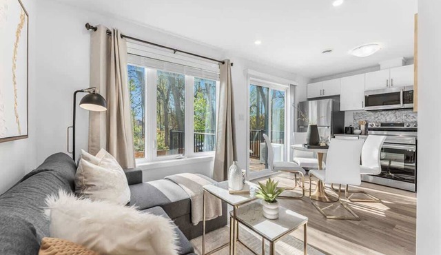 New 2BR Suite Sleeps 5, 7 Min to Falls w/Parking