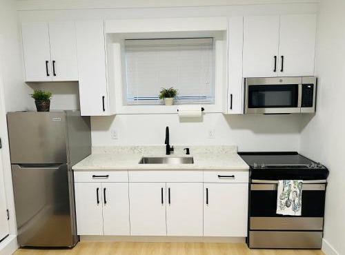 New and Modern 1 bedroom suite near beach