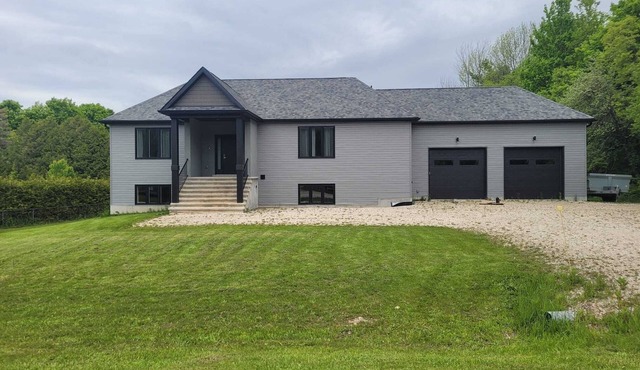 New-built Moddern Cottage by lake Eugenia