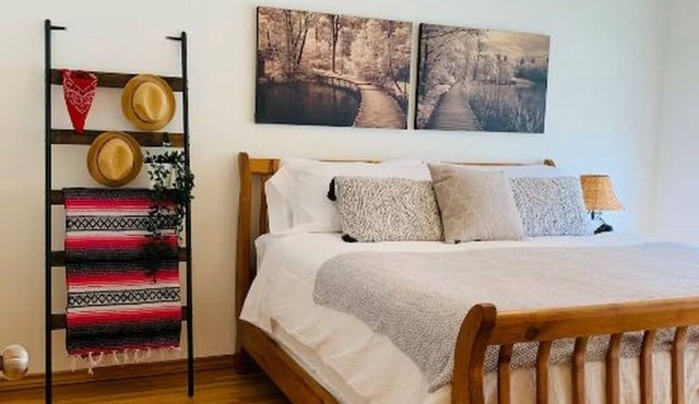New | Cozy Retreat | Walk UofC | 13m DT | 16m Airport | Patio Parking Games BBQ