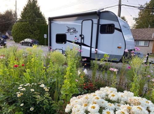 New Jayco trailer with comfy queen bed & Air-con