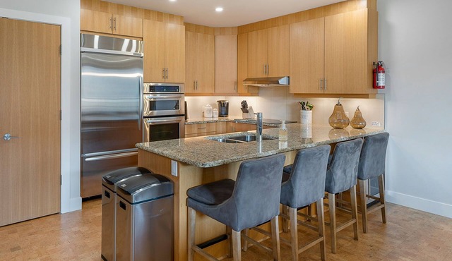 NEW Large Lakefront condo with boat slip. pool, gym *Lakeview and large balcony*
