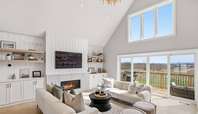 NEW Luxury Cobble Beach Golf Retreat w/Games Room & Large Yard
