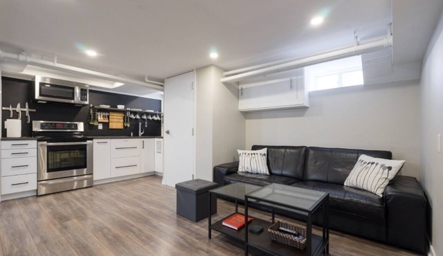 New, Modern 2 bed & 2 bath with Jacuzzi tub near Toronto Pearson Airport
