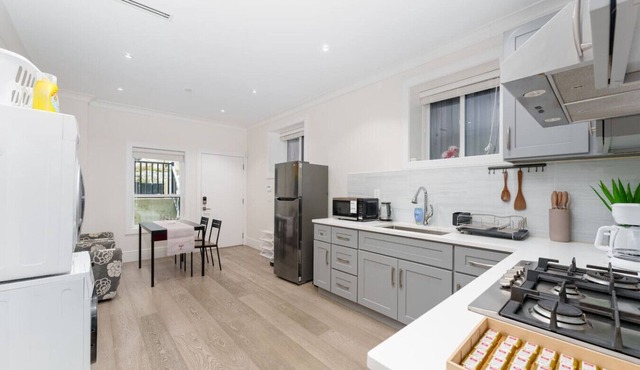 New Modern 2BR Suite near UBC Pacific Spirit Park