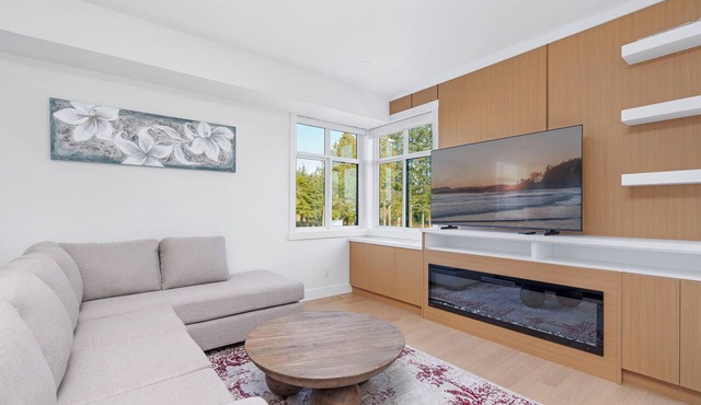 New & Modern 4BR Townhome - Rooftop & Garage