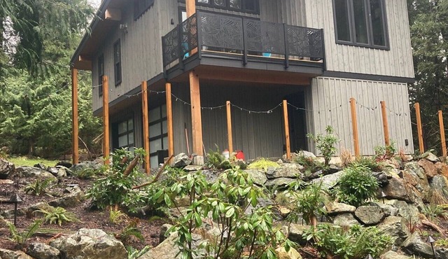 New modern coach house on Killarney Lake, five minute drive from the ferry.