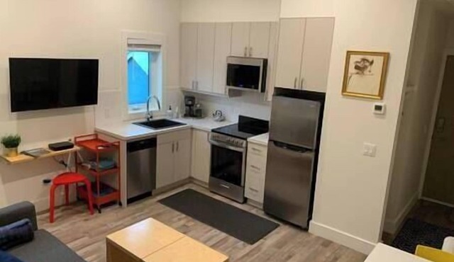 New & Modern/In town/6 min to Ski hill