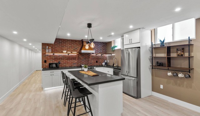 New - Quiet Melbourne Street Suite