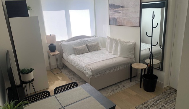 New Relaxed West Coast Vibe Minutes Form Seabus, Transit, Mtns, Trails & Beaches