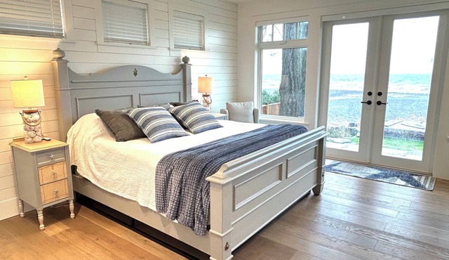 NEW "Seabreeze B&B" on walkout beach in beautiful Qualicum Beach