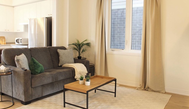Newly Built 3-bedroom house with WiFi, Parking and AC 15 mins to the Falls