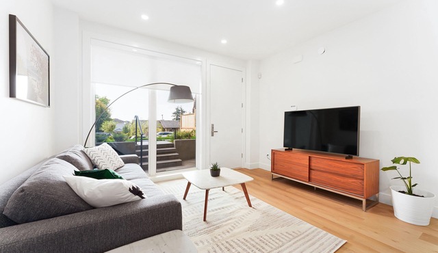 NEWLY Built Cozy and Modern Guest Suite Retreat