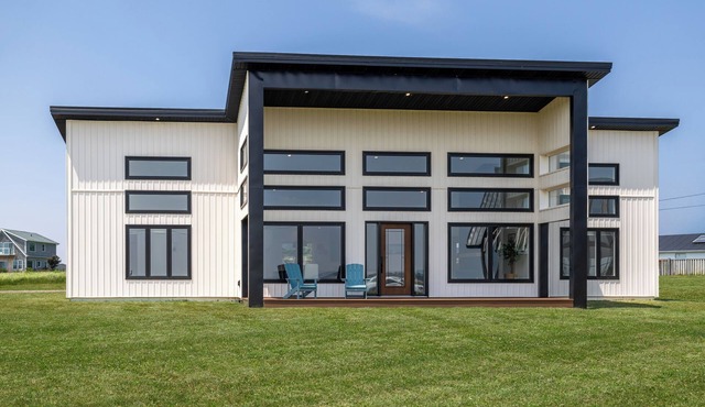 Newly Built Ocean Front Home On Barachois Beach, Minutes To North Rustico