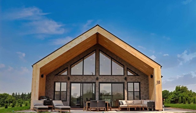 Newly Modern 4 Bedroom Beach House and Walk to Private Beach