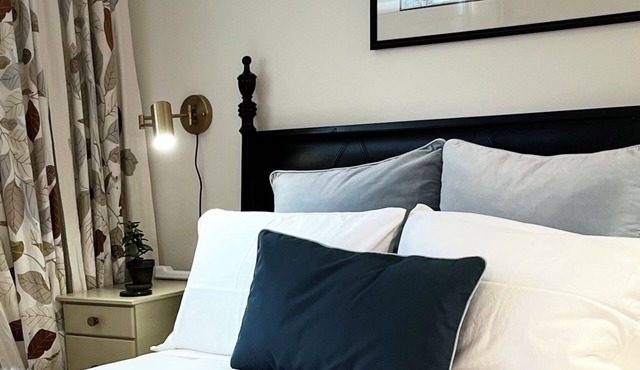 Newly redecorated in the Cadboro Bay beach village & short walk to UVIC