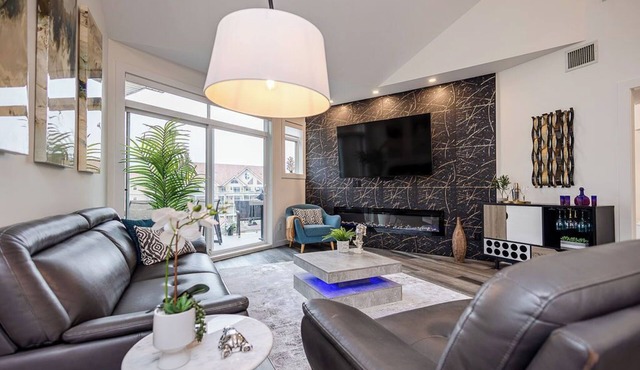 Newly renovated 2,000sf Penthouse Loft Discovery Bay Sleeps 12 with 4 bedrooms.