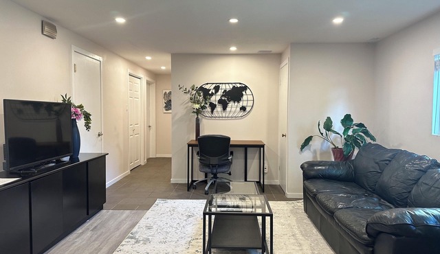 Newly Renovated 2 BED 2 BATH Garden Suite