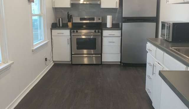 Newmarket Spacious 3 bdrm apt. Two Parking spots