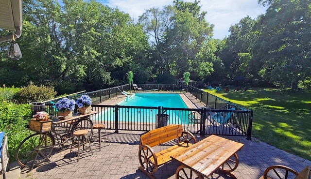 Niagara Chalet with pool (Strictly NO PARTY)
