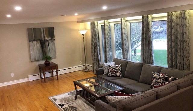 Niagara Executive Luxury - HUGE, Warm, Cozy and Clean 3 Bed, 1 Bath SuiteStay