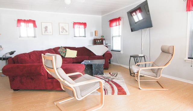 Niagara Falls PRIVATE COTTAGE, close to all amenities.