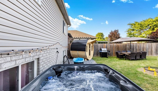 Niagara Retreat|HotTub|Sauna|Games|15 Min to Falls