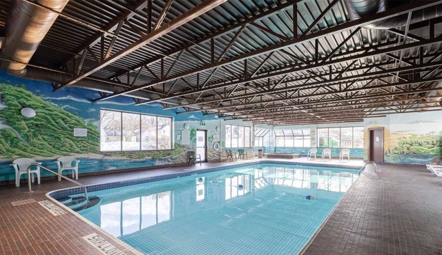 Niagara River Hotel with Pool- 4 Bedrooms Group