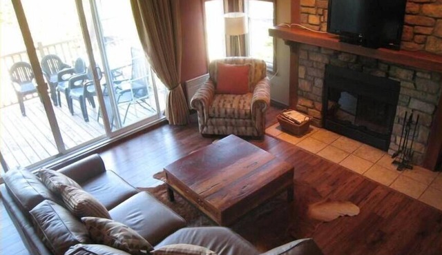 Nicely Decorated Cozy 5BR Spacious Townhouse 10 minutes from Tremblant Skiing