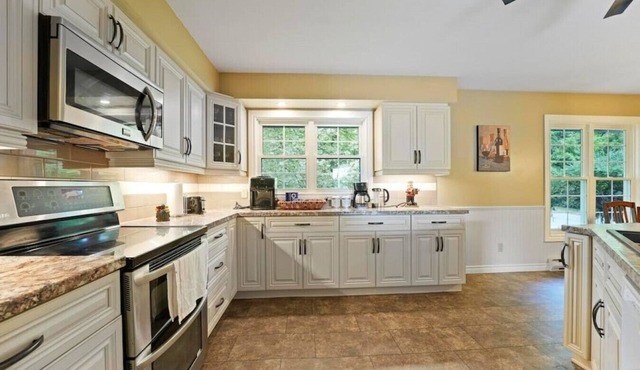 Nimalan · Cozy Waterfront Cottage on Mitchell Lake