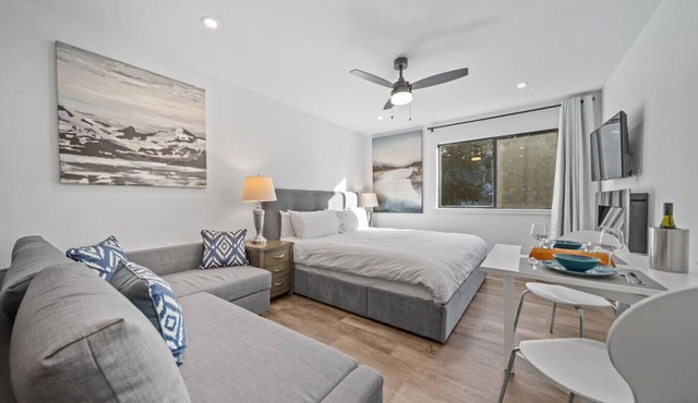 Nita Lake Top-Floor Studio w/Sauna & Hot tub