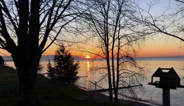 NOW THAT'S COZY - Elegant 3 BR on private sandy beach waterfront on Lake Erie