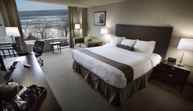 Oakes Hotel Overlooking the Falls