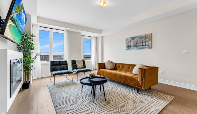 Oakville Oasis: Modern 4BR Townhouse with Chic Amenities!