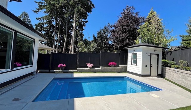 Oasis retreat with Pool and Hot Tub. Near White Rock Beach!