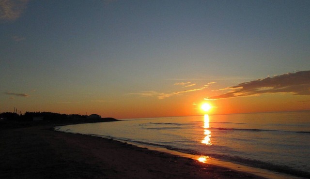 Ocean Front 3 bedrooms. Amazing sunroom and a few minutes walk from Sandy Beach.