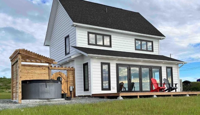 Ocean Front 3Bdrm Saltbox 'SeaForever' wHot Tub