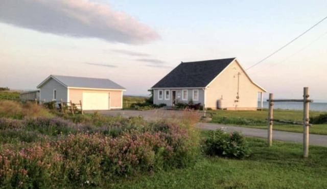 Ocean front Cranberry Cottage. Close-NFLD FERRY, Cabot Trail, Baddeck, Louisburg
