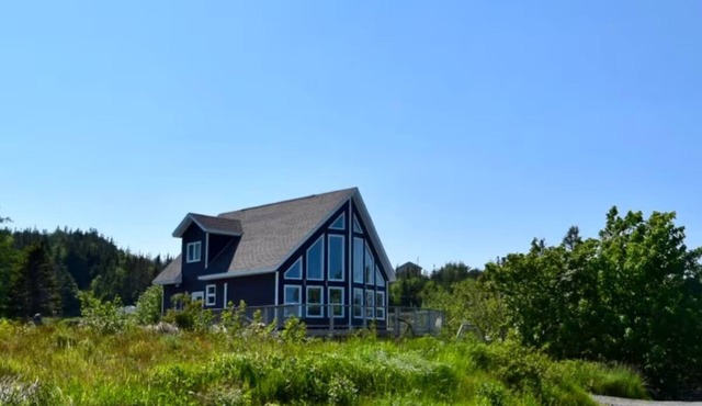 Ocean‑View Cottage w/Whale & Iceberg Spotting – 5 Min to East Coast Trail