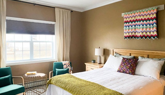 Ocean-View Inn in Gros Morne | Sleeps 12 | 5 Ensuite Rooms + Full Kitchen