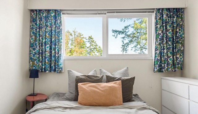 Oceanfront Cabin in Millbay close to Brentwood College and Millbay Village