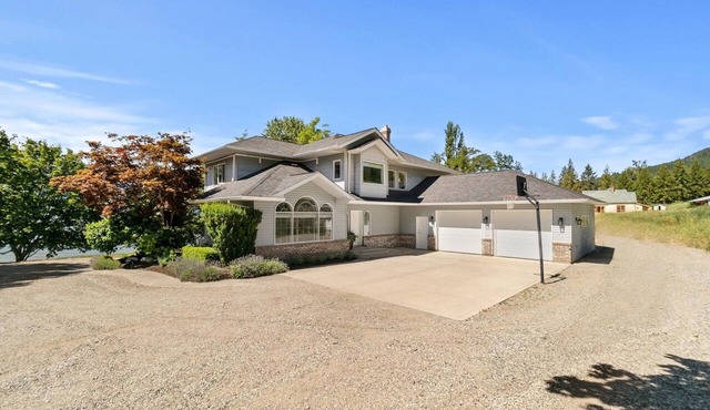 Okanagan Lake Private Beachfront Retreat – 4-Bedroom Spacious Home Sleeps 8