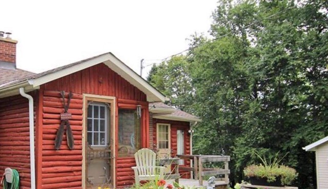 O’Leary’s Lane is Rustic and Cozy 4 season cottage! Fishing year round!
