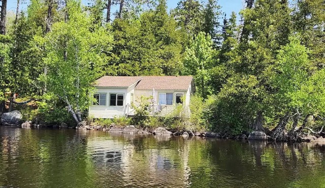 On the waters edge of Lake Cecebe Tranquility above Muskoka at Rockwynn Cottages