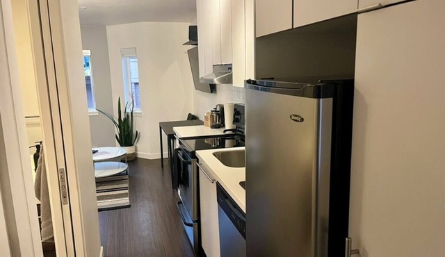 ONE BEDROOM IN VANCOUVER'S HISTORIC GASTOWN! Near dining, nightlife & shopping