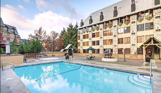 One Bedroom Suite 1 min from Slopes + Pool/Hot tub