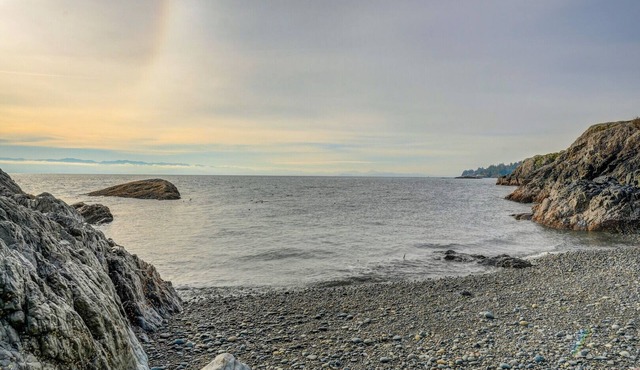 Orca Point Beachfront Suite: Enjoy Your Private Beach Seconds Outside Your Door!